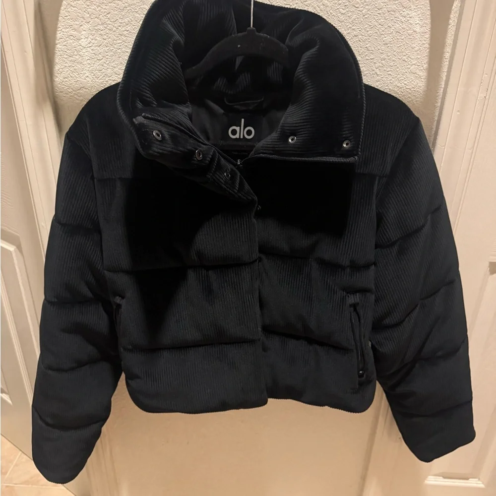 ALO Yoga Black Puffer Jacket - Picture 1 of 2
